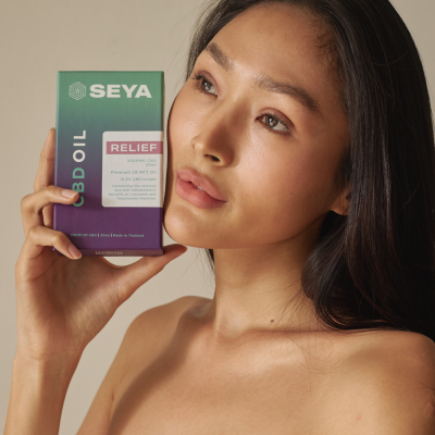 a woman use seya cbd oil on her skin
